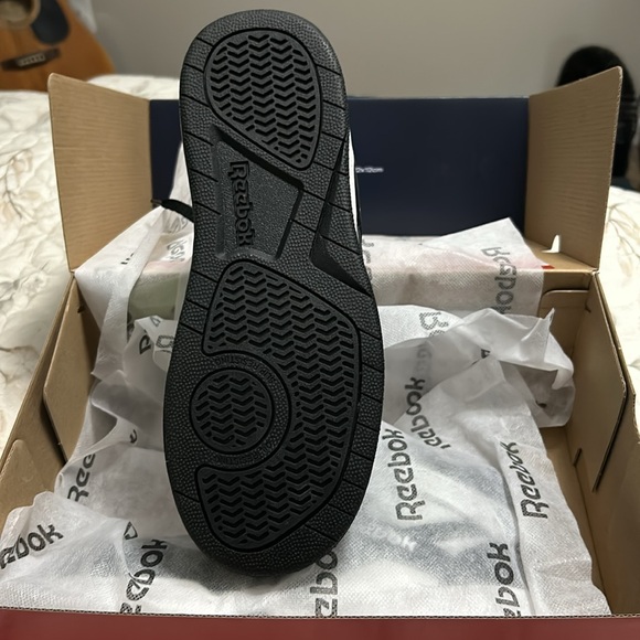 Reebok Women’s high top work shoe- composite toe- size 7W - Picture 6 of 7